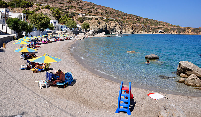 En av två stränder i fina Agios Nikolaos under Spoa på Karpathos.