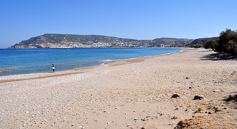 Den extremt långa stranden i Pigadia på Karpathos.