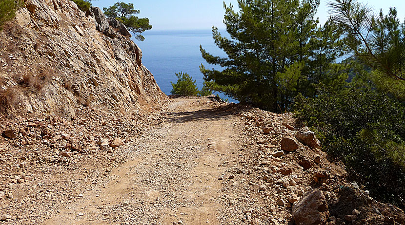 Vägen som går till Kato Lakkos beach på Karpathos.