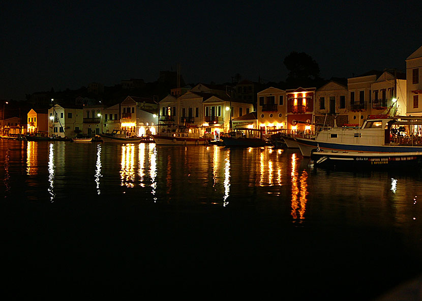 Tavernor och restauranger  längs den mysiga hamnpromenaden i Megisti på Kastelorizo.