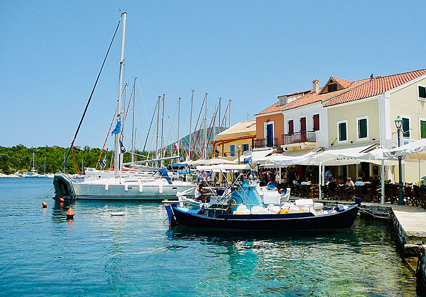 Segelbåtar, tavernor och restauranger i Fiskardo på Kefalonia i Grekland.
