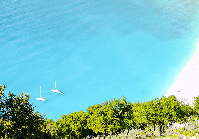 Segelbåtar vid Myrtos beach på Kefalonia i Joniska övärlden.  