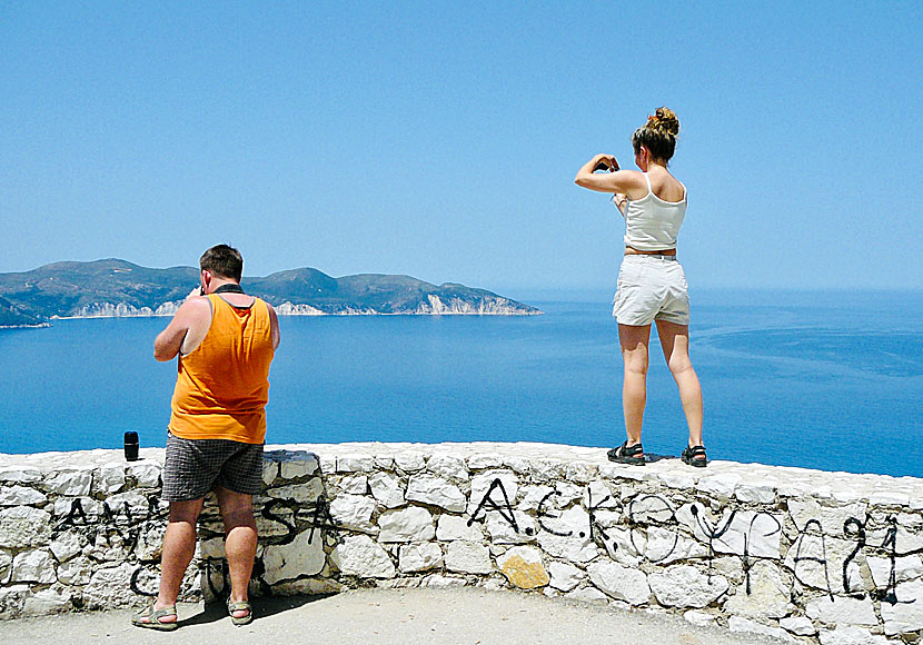 Från utsiktsplatsen ovanför Myrtos kan man ta fantastiska bilder på stranden.