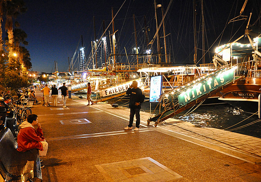 Utflyktsbåtar i hamnpromenaden i Kos stad.