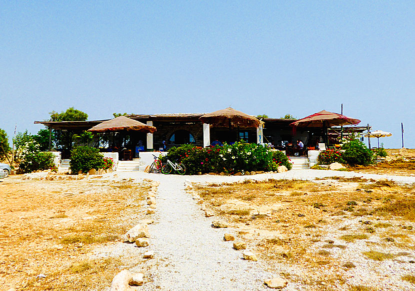 Taverna och snackbar vid bortre delen av stranden Pori beach på Koufonissi. 