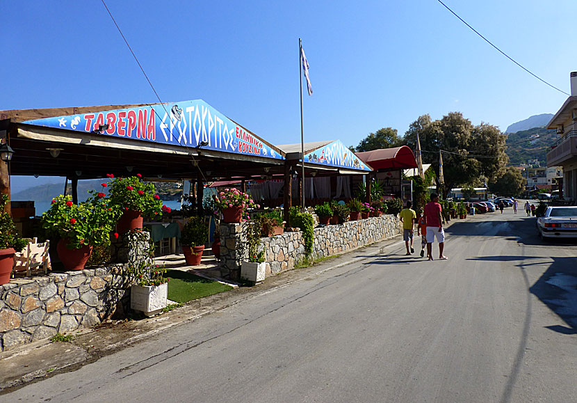 Restauranger och tavernor längs strandpromenaden i Almyrida på Kreta.