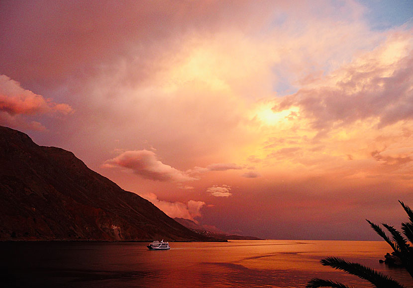 Solnedgång i Loutro på Kreta. Chora Sfakion anas till höger om färjan Daskalogiannis. 