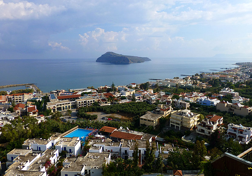 Platanias på Kreta sett från Old Platanias. Ön Theodorou rakt fram och Agia Marina till höger.