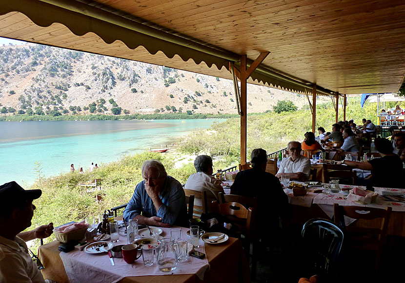 Tavernor ovanför Kournas Lake på Kreta.