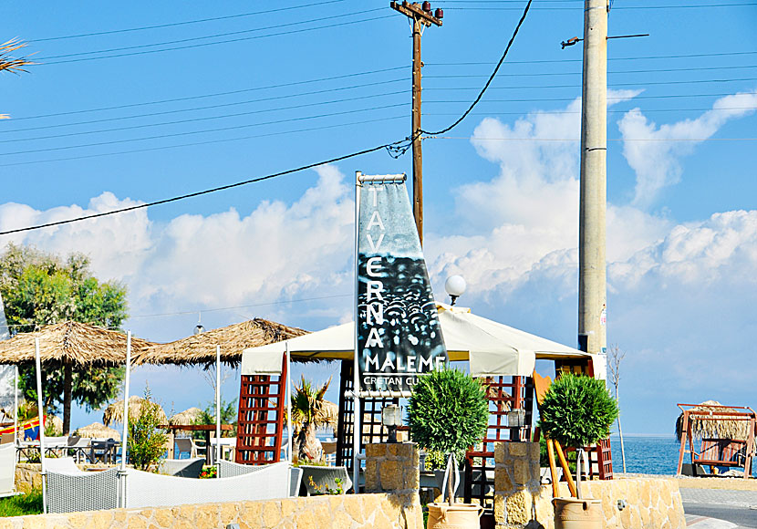 Tavernor och restauranger nära stranden i Maleme på västra Kreta.