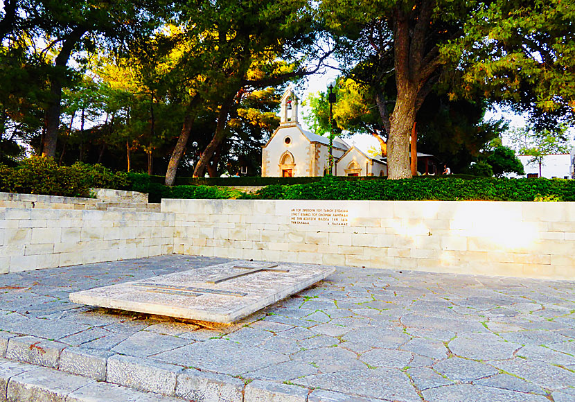 Sophocles Venizelos grav ligger bredvid pappa Eleftherios Venizelos grav ovanför Chania på Kreta. 
