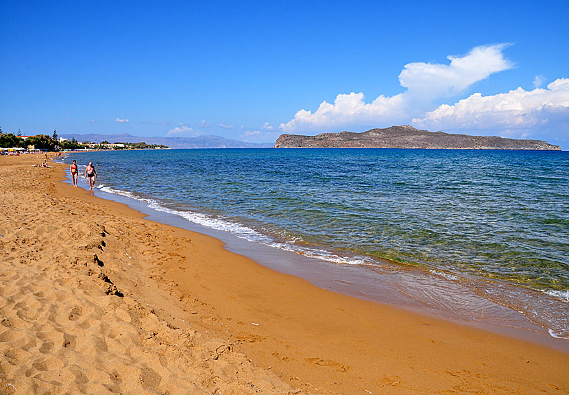 Den långa fina sandstranden i Kato Stalos nära Agia Marina och Chania på Kreta.