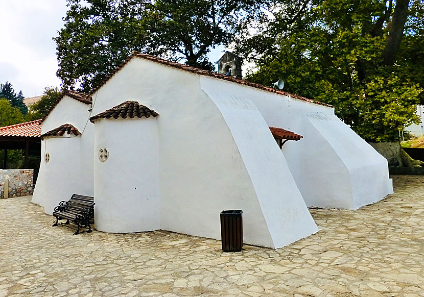 Kyrkan i byn Theriso har en mycket annorlunda arkitektur. 