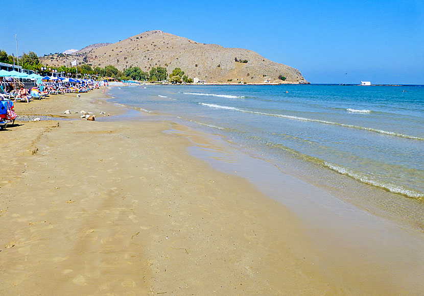 Den långgrunda barnvänliga stranden i Georgioupolis. Kreta.