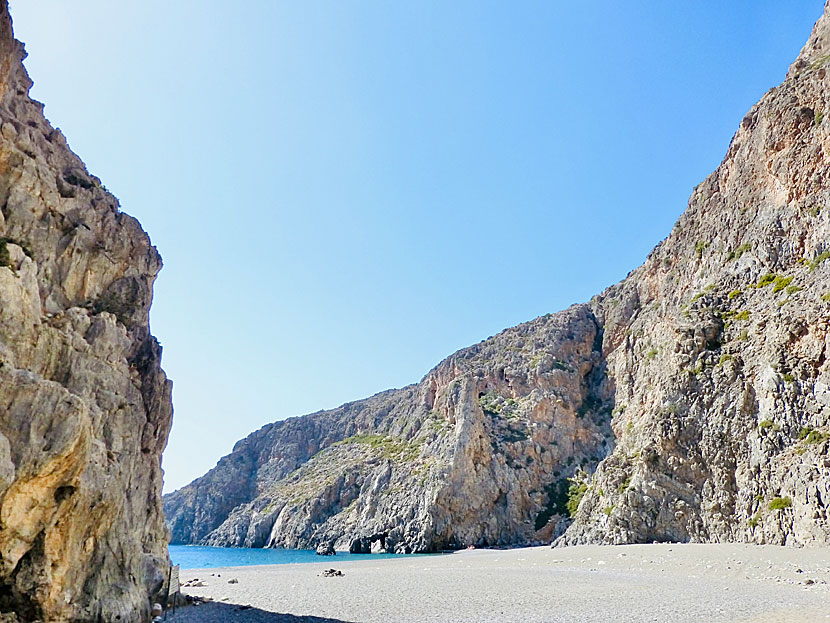 Efter en vandring på mellan 40-60 minuter kommer du fram till Agiofarago beach söder om Zaros på södra Kreta. 