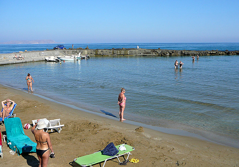 Stranden vid en lilla hamnen i Analipsi på Kreta.