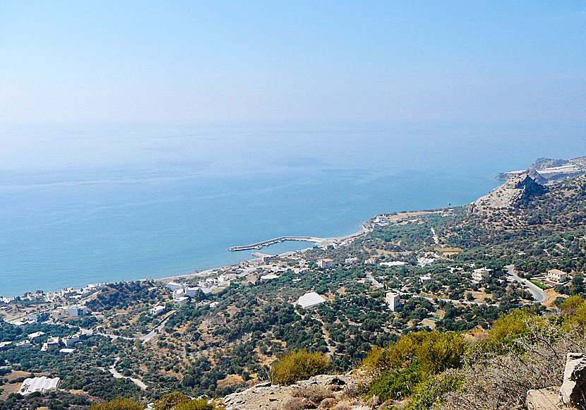 Hamnen och stranden i Keratokampos väster om Tertsa på södra Kreta.