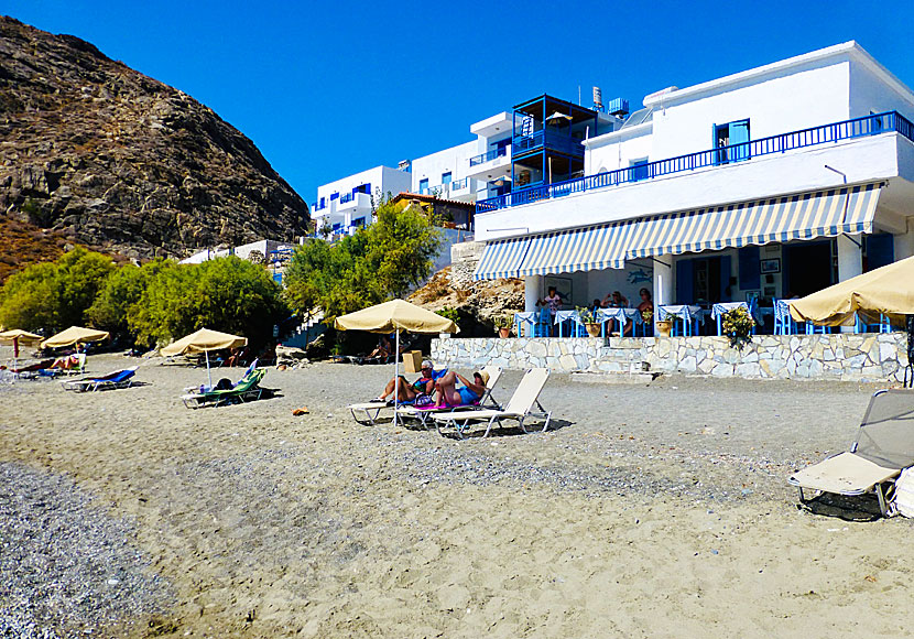 Tavernor, hotell och pensionat ovanför stranden i Lendas. 