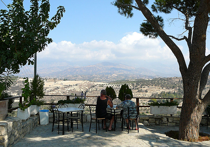 Ovanför Phaistos finns ett kafé med vacker utsikt.