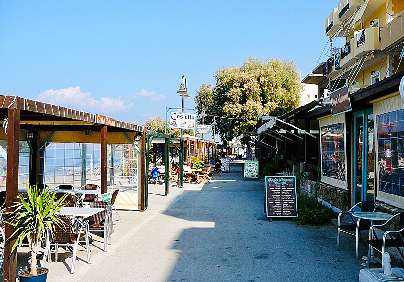 Restauranger, tavernor, kaféer, affärer och hotell längs strandpromenaden i Kalamaki.
