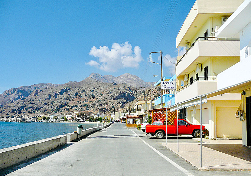 Längs hamnpromenaden i Tsoutsouros ligger flera hotell, restauranger och affärer. 