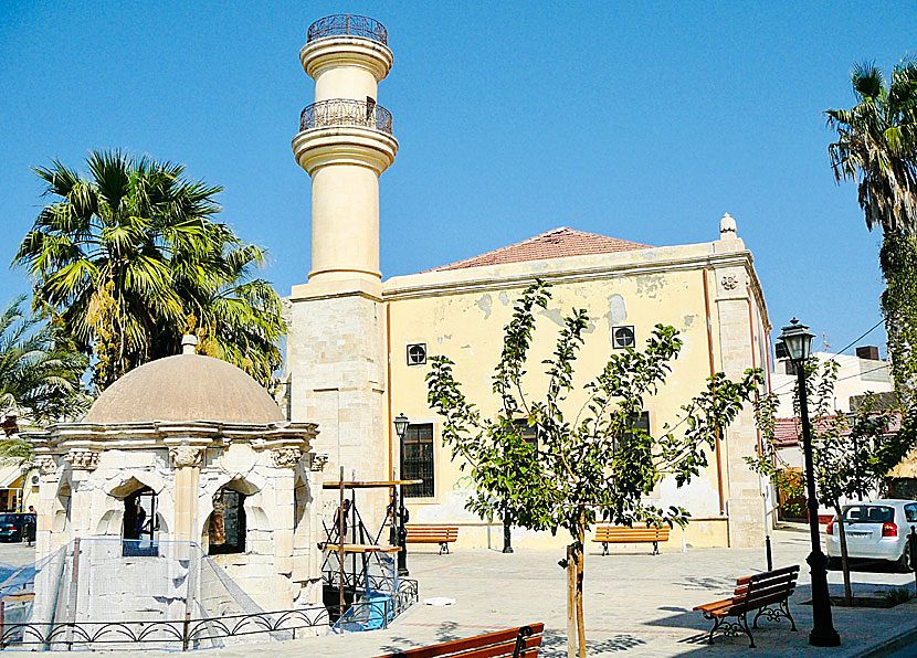 Moské och minaret i de turkiska stadsdelarna i Ierapetra på sydöstra Kreta.