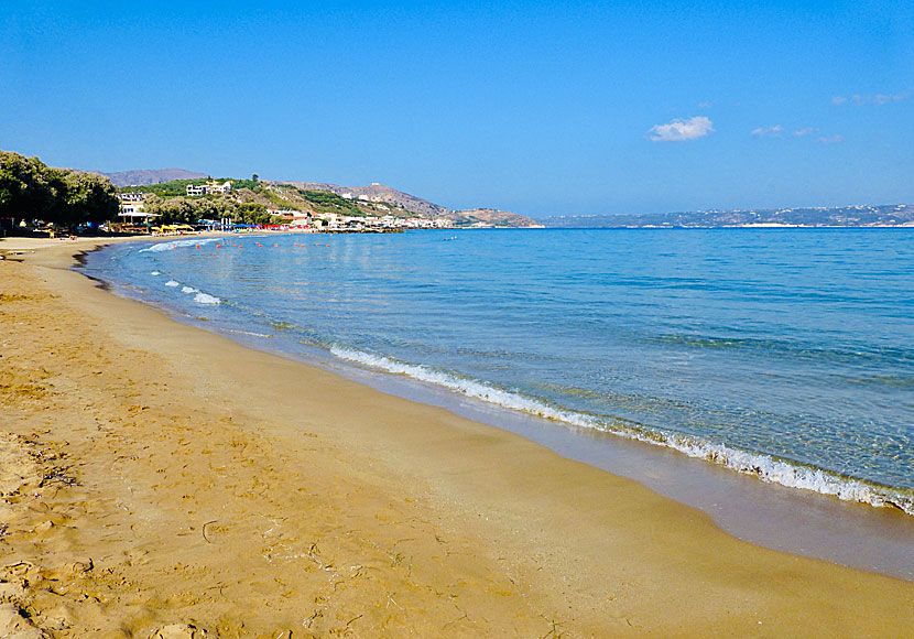 En av de fina barnvänliga sandstränderna i Kalives på Kreta.