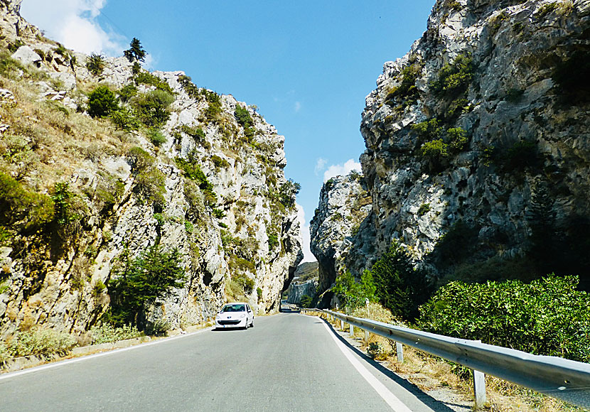 Vägen som går genom Kotsifouravinen på Kreta.