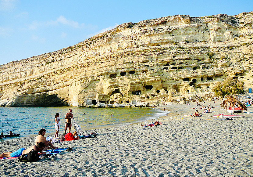 Stranden och grottorna i Matala på Kreta.