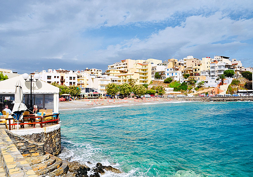 Kitroplatia beach som är en två stränder i Agios Nikolaos på Kreta.