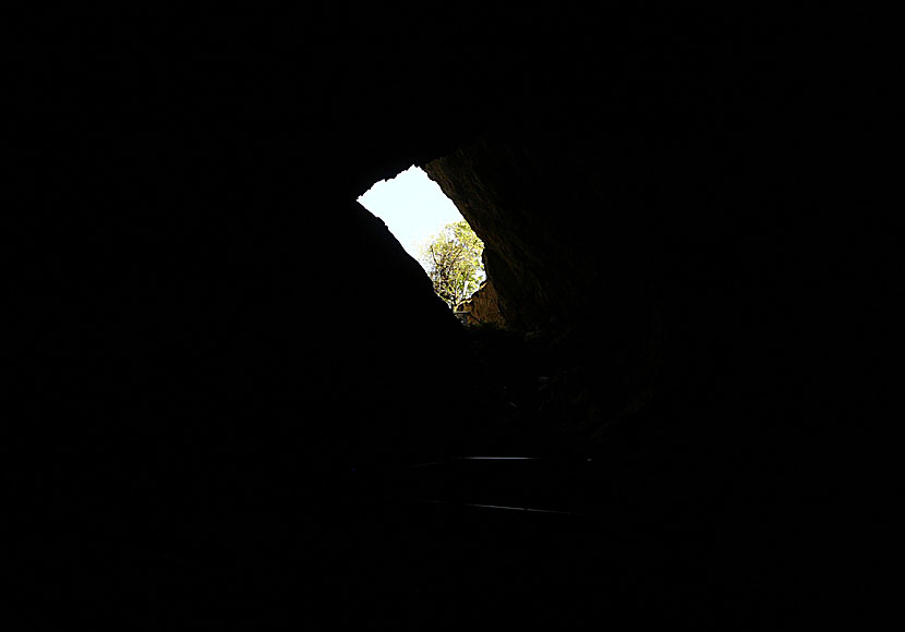 Ingången till Diktion Cave på Lasithiplatån är inget för den som lider av klaustrofobi. 