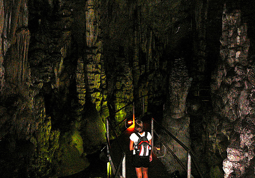 Trappan ned till Dikteon Cave på Kreta.