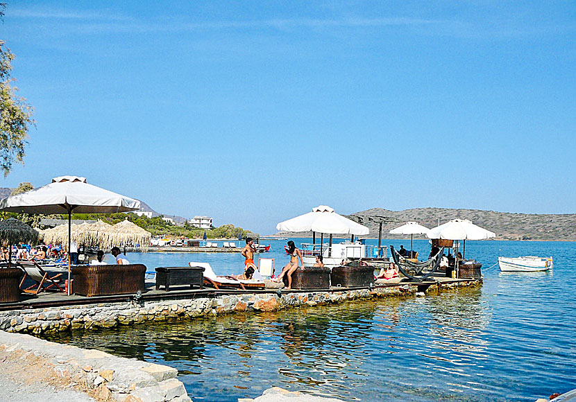Badbryggor och barer med parasolldrinkar i Elounda nära Agios Nikolaos och Plaka.