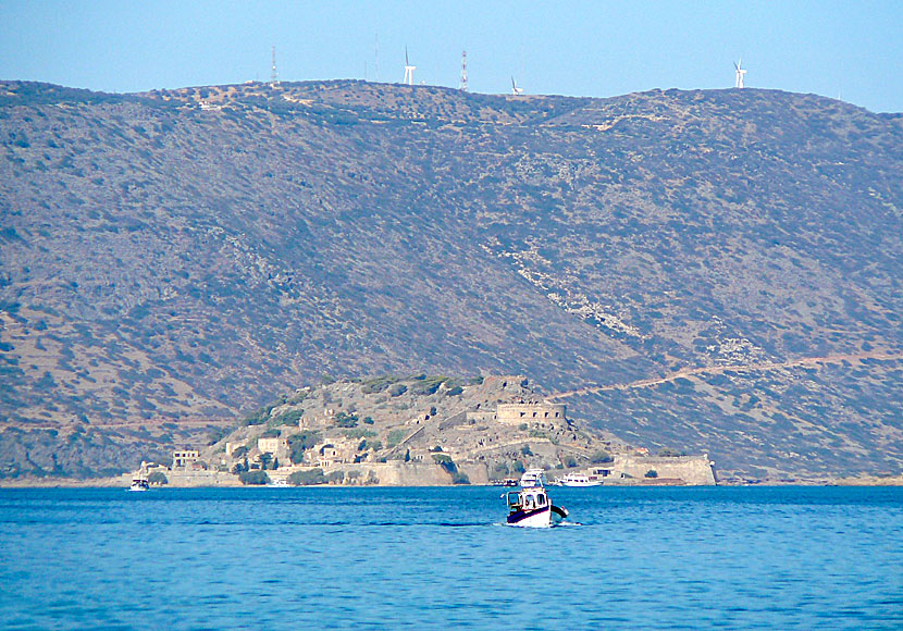 Utflyktsbåtar till Spinalonga från Elounda på östra Kreta.