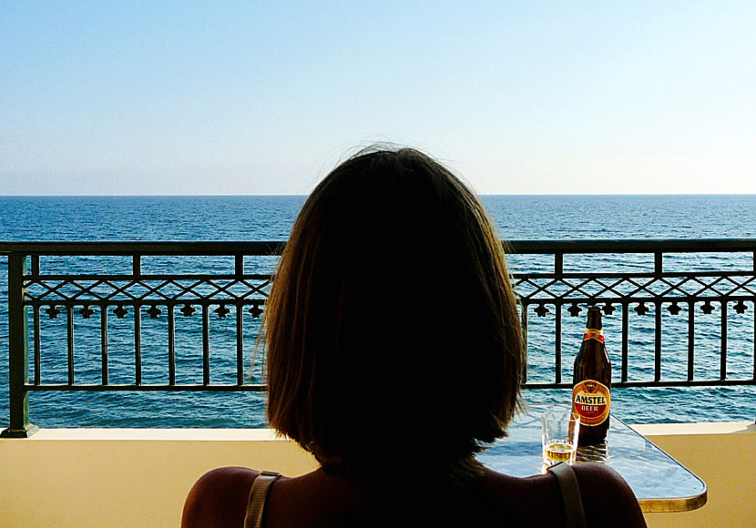 En kall öl och med utsikt över Libyska havet från en balkong på pensionat Pelagos 1 i Mirtos på Kreta.