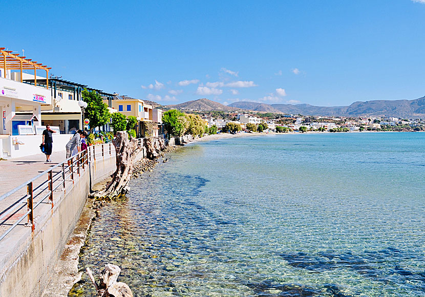 Den långa hamnpromenaden i Makrigialos på södra Kreta.