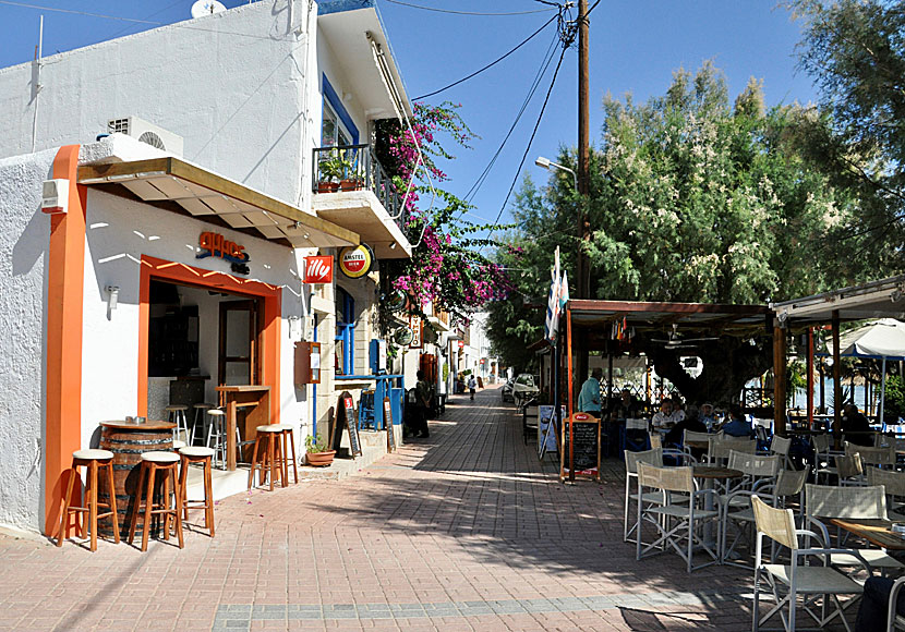 Längs strandpromenaden i Makrigialos på södra Kreta ligger många bra restauranger, tavernor, kaféer och barer. 