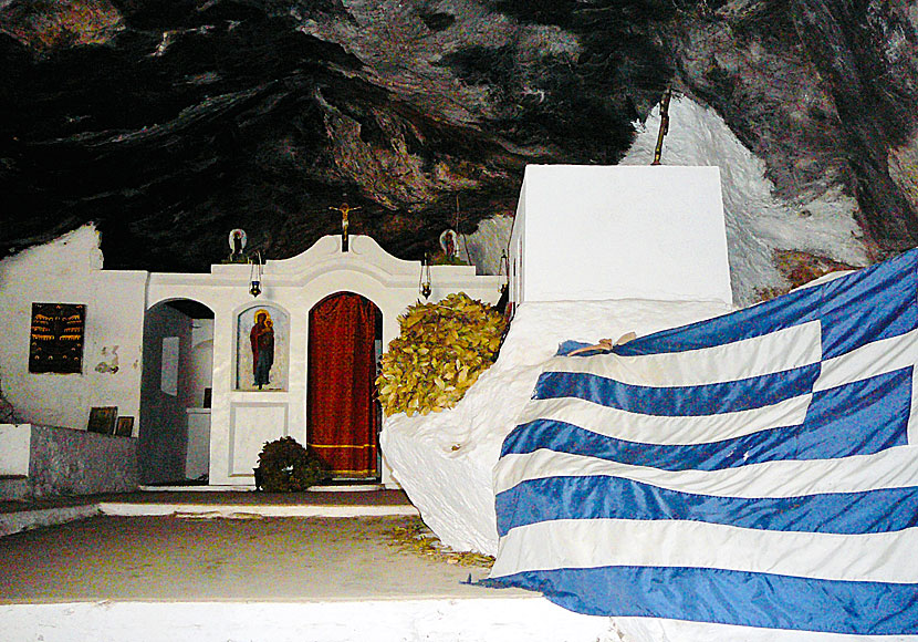 Den lilla kyrkan inne i grottan Milatos cave på Kreta.