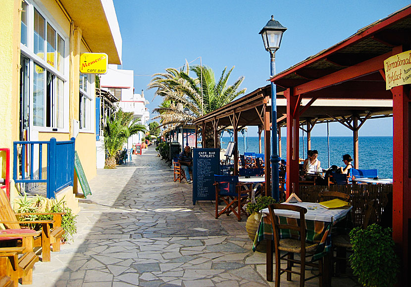 Strandpromenaden i Mirtos på sydöstra Kreta kantas av tavernor och kaféer.