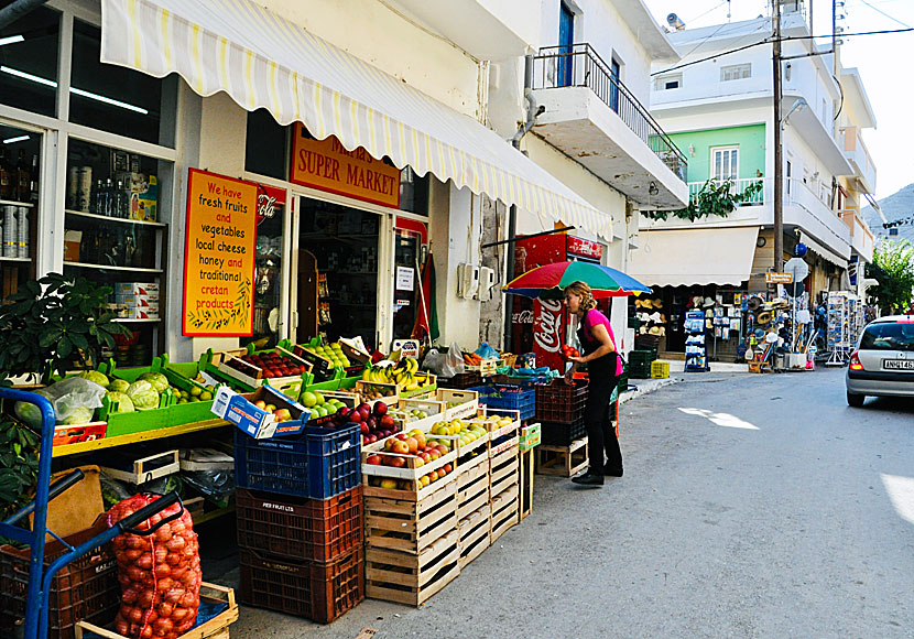 Längs med huvudgatan i Mirtos ligger många affärer, som denna välsorterade Supermarket. 