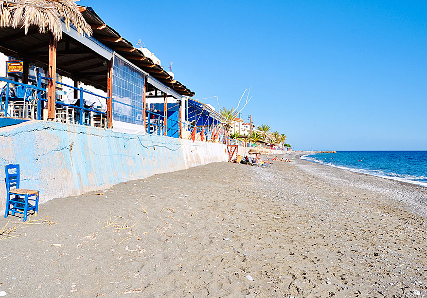 Stranden och strandpromenaden i Mirtos på Kreta.