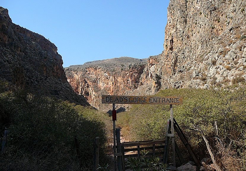 Här börjar vandringen i Valley of the dead på Kreta.