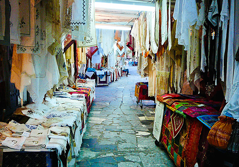 I Matalas basarer kan du handla hantverk och textiler. 