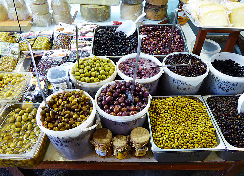 Köpa ostar och oliver i saluhallen i Chania på Kreta.