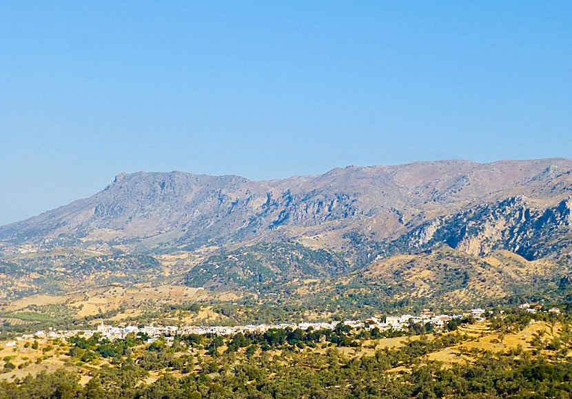 Den långsmala byn Fourfouras ligger vid foten av Mount Psiloritis på Kreta.