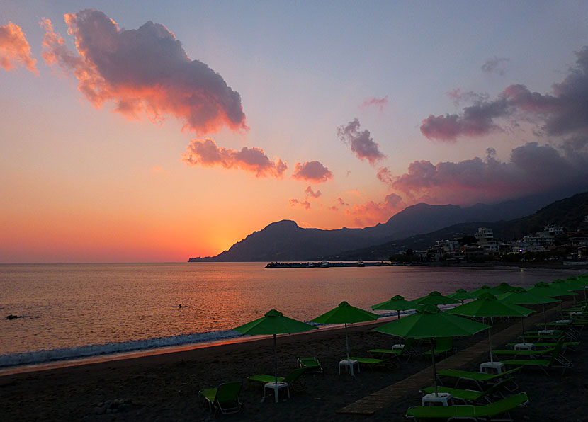 Solnedgången från stranden i Plakias på Kreta är mycket vacker.