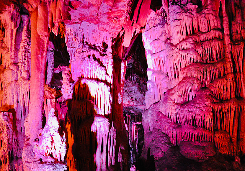 I grottan Sendoni på Kreta bor det ett läskigt grotttroll. Missa inte! 