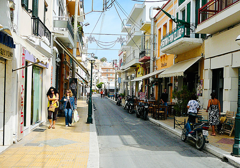 Det finns många affärer och butiker längs gatorna i staden Sitia.
