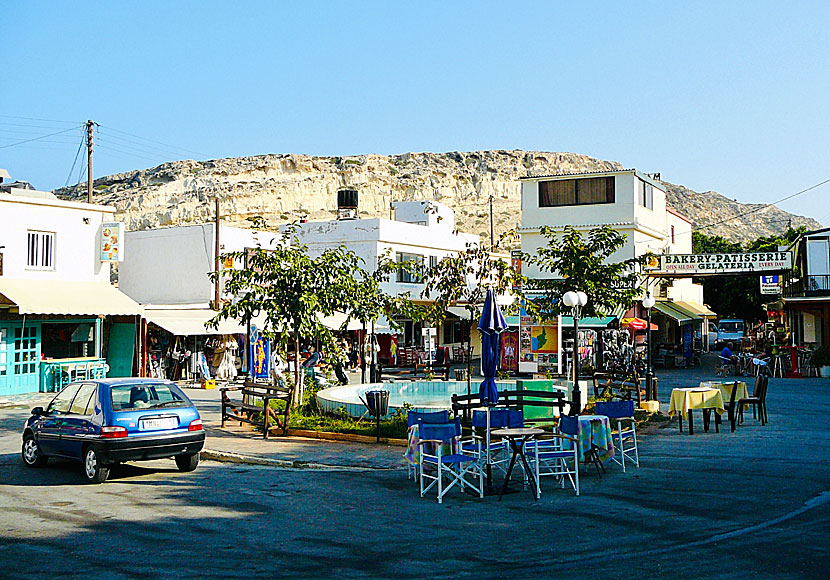 Från torget i Matala ligger många affärer, restauranger samt Giannis Family Grill House.