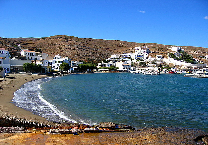 Stranden och de heta källorna i Loutra på ön Kithnos i Grekland.